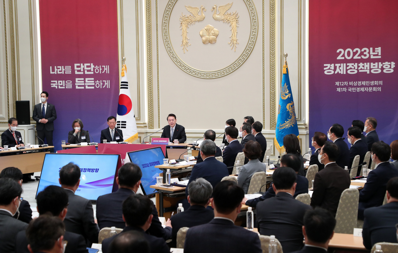 윤석열 대통령이 21일 청와대 영빈관에서 제12차 비상경제민생회의 겸 제1차 국민경제자문회의를 주재하고 있다. [연합]