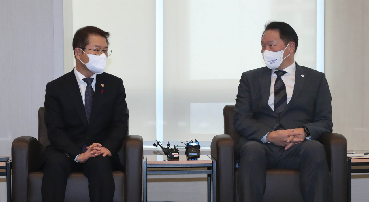 최태원 대한상공회의소 회장(오른쪽)과 이정식 고용노동부 장관이 21일 서울 대한상의 회관에서 만나 노동시장 개혁 방향에 대한 의견을 나눴다. [대한상의 제공]
