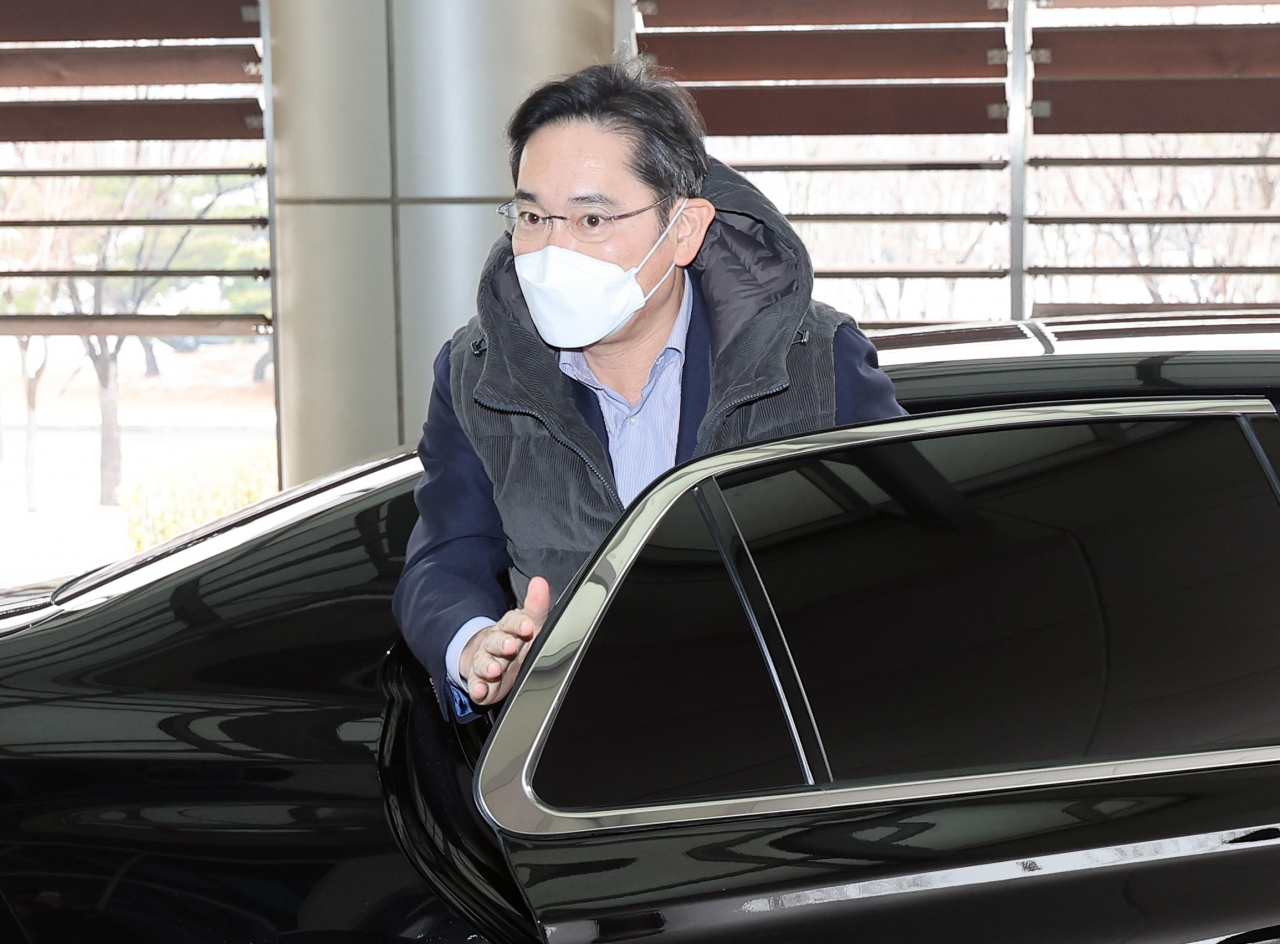 이재용 삼성전자 회장이 21일 강서구 서울김포비즈니스항공센터를 통해 베트남으로 출국하기 위해 차에서 내리고 있다. [연합]