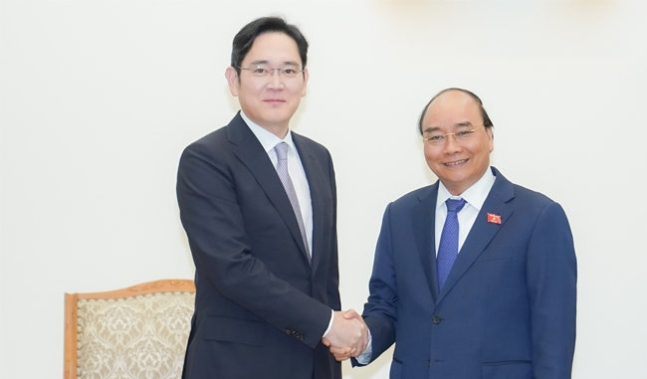 지난 2020년 10월 20일 이재용 삼성전자 회장(당시 부회장)은 하노이 총리관저에서 응우옌 쑤언 푹 베트남 주석(당시 총리)과 만나 삼성과 베트남 협력 방안 등에 대해 이야기를 나눴다. [삼성전자 제공]