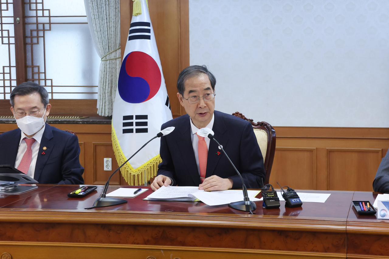한덕수 국무총리가 21일 정부서울청사에서 열린 새 정부 첫 국가우주위원회를 주재하고 있다. [연합]