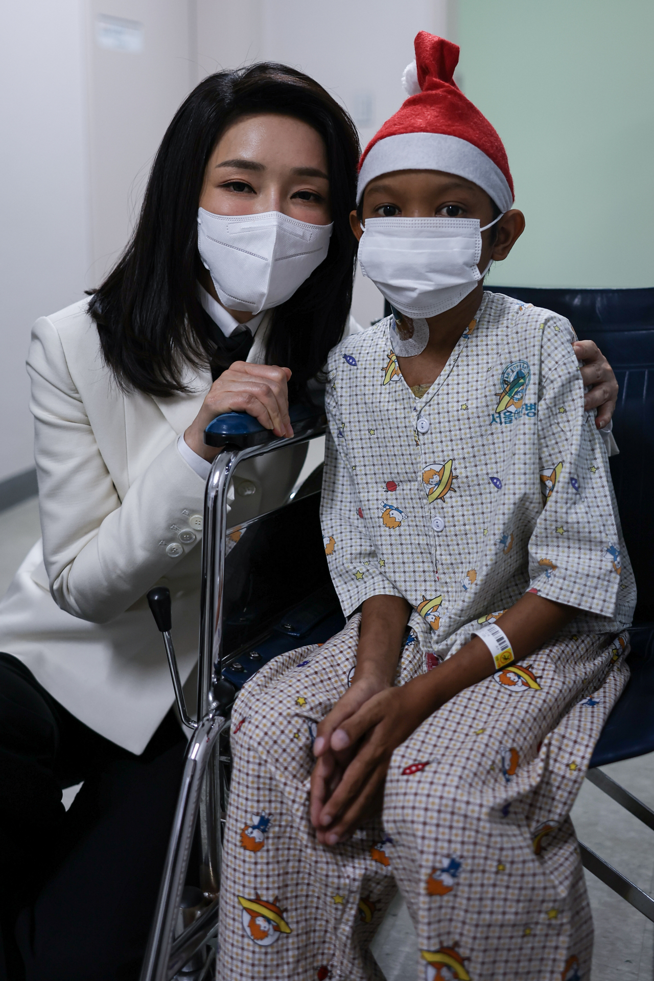 김건희 여사가 21일 서울 송파구 서울아산병원에서 심장질환 수술을 받고 회복 중인 캄보디아 아동 옥 로타군을 만나고 있다. [연합]
