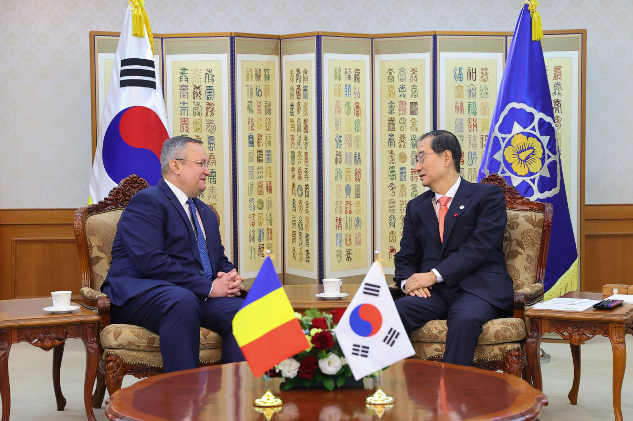 한덕수 국무총리가 21일 정부서울청사에서 방한한 니콜라에 치우카 루마니아 총리와 만나 대화하고 있다. [연합]