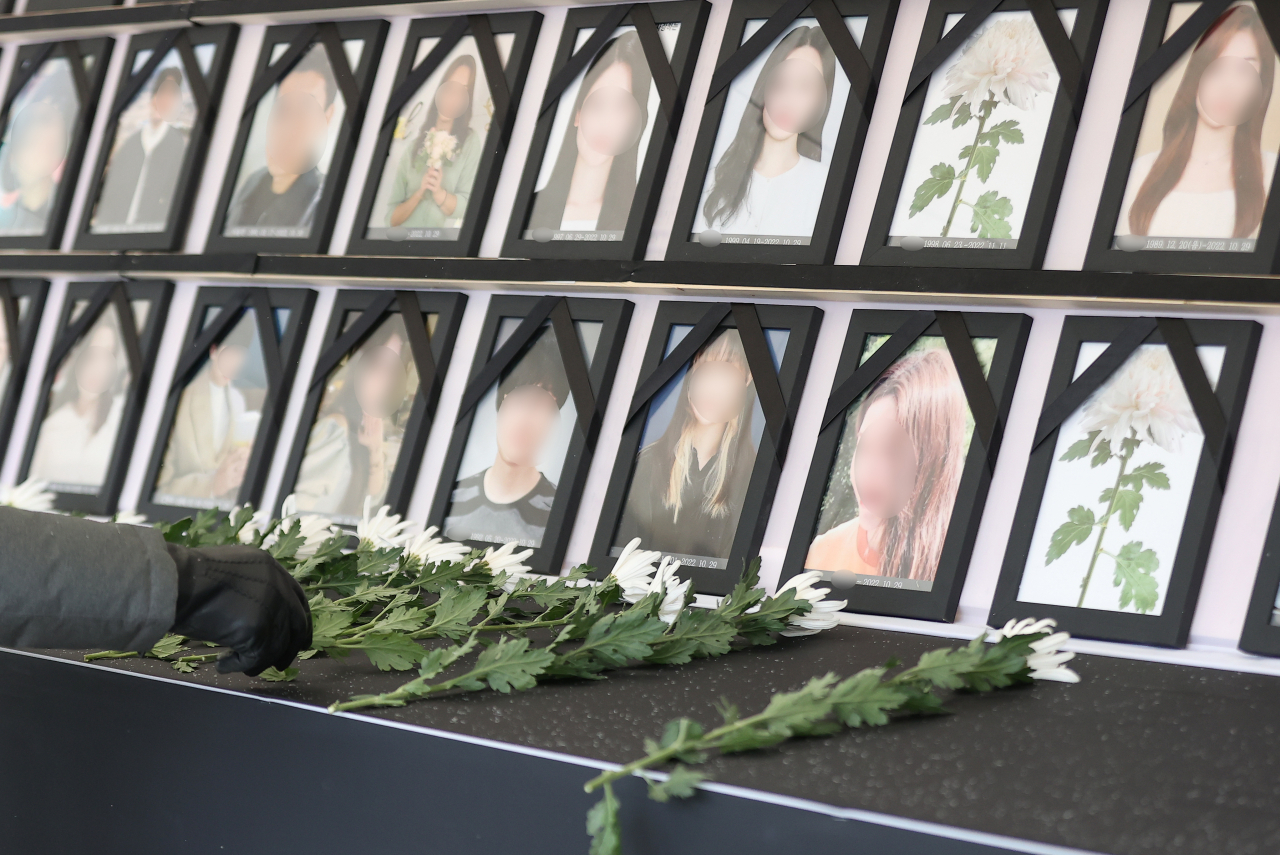15일 오후 서울 용산구 녹사평역 광장에 10·29 이태원참사 유가족협의회와 10·29 이태원참사 시민대책회의가 마련한 시민분향소에서 한 시민이 희생자를 추모하며 헌화하고 있다. [연합]