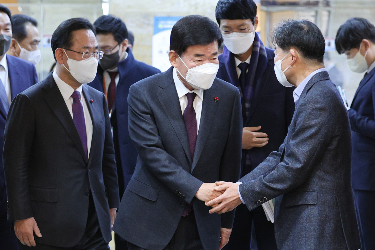 김진표 국회의장과 국민의힘 주호영 원내대표가 21일 오후 국회에서 열린 제24회 백봉신사상 시상식에 입장하고 있다. 연합뉴스