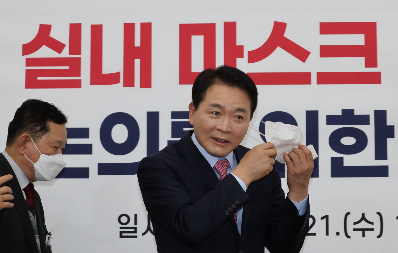 성일종 국민의힘 정책위의장이 21일 오후 서울 여의도 국회에서 열린 실내 마스크 착용 의무 해제 논의를 위한 전문가 간담회에서 마스크를 벗고 있다. [연합]