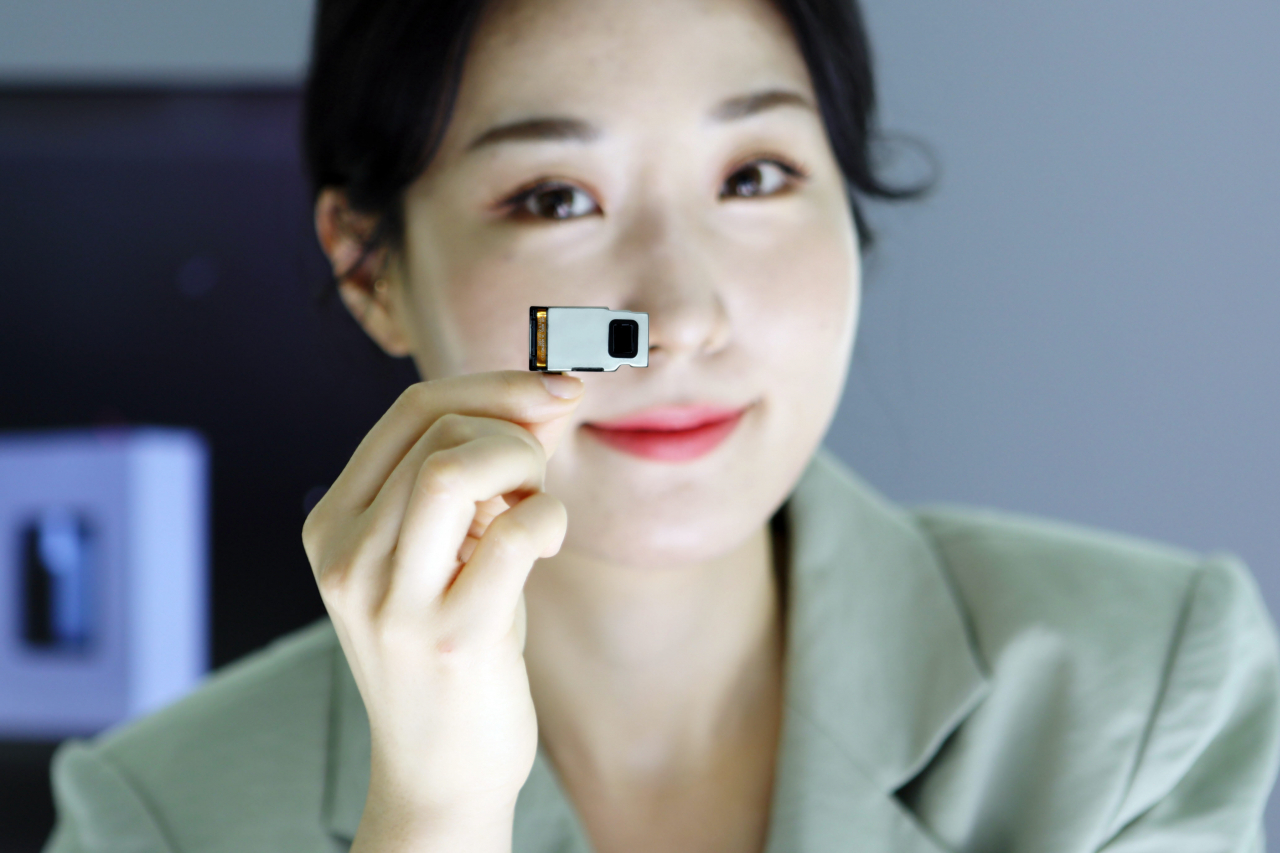 LG이노텍 직원이 ‘고배율 광학식 연속줌 카메라모듈’을 선보이고 있다. 이 제품을 스마트폰에 적용하면 모듈 하나로 4~9배율 확대 구간을 자유롭게 오가며 깨끗하고 선명한 사진과 영상을 촬영할 수 있다. [LG이노텍 제공]