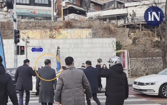 한덕수 총리(노란색 동그라미)가 19일 무단횡단을 하고 있다 [시사IN TV 갈무리]
