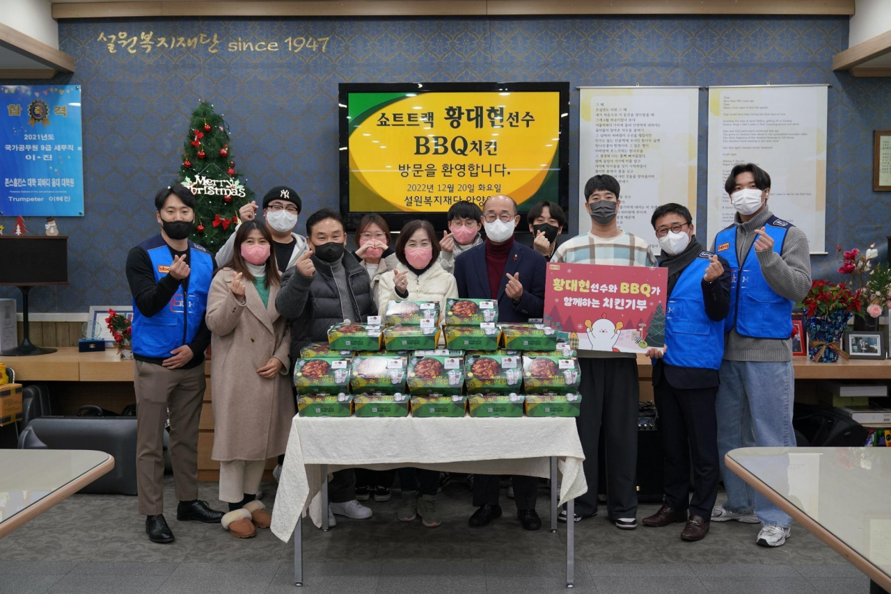 제너시스BBQ그룹 관계자와 안양의 집 관계자가 치킨릴레이를 관련 기념촬영을 하고 있다. [제너시스BBQ그룹 제공]