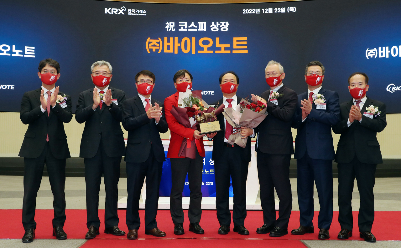 한국거래소 유가증권시장본부는 22일 오전 9시 서울사옥 홍보관에서 바이오노트의 유가증권시장 상장기념식을 개최하였다. 왼쪽부터 송영훈 한국거래소 유가증권시장본부장보, 채남기 한국IR협의회 회장, 임재준 한국거래소 유가증권시장본부장, 조병기 바이오노트 대표이사, 조영식 바이오노트 회장, 정영채 NH투자증권 대표이사, 정일문 한국투자증권 대표이사, 이기헌 상장회사협의회 상근부회장. [한국거래소 제공]