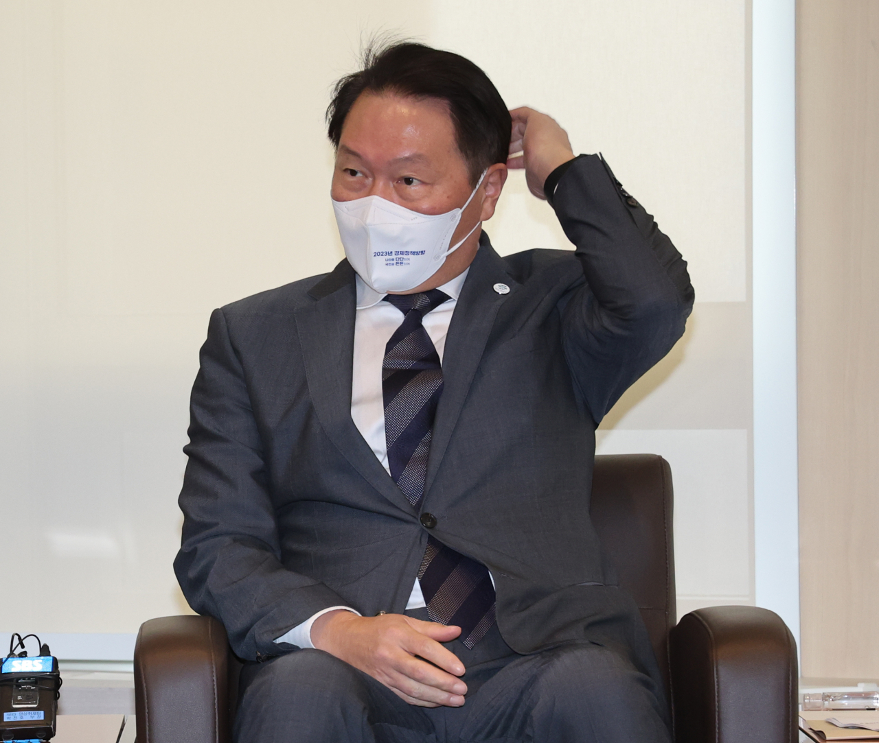 지난 21일 서울 중구 대한상공회의소에서 최태원 회장이 이정식 고용노동부 장관을 만나고 있다. [연합]