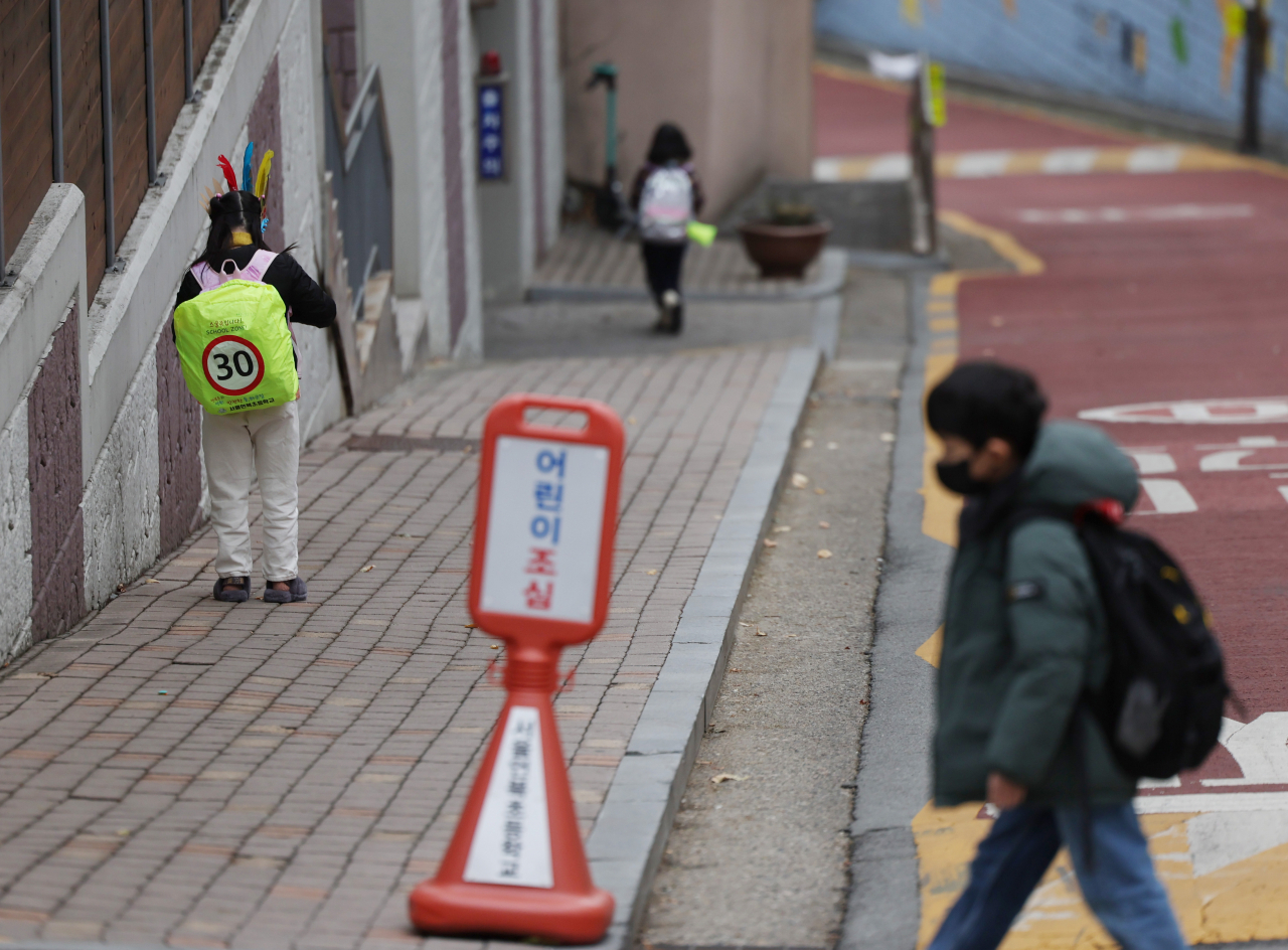 지난 13일 서울 강남구 언북초등학교 앞에 하교하는 학생들이 보인다. 지난 2일 이곳에서는 방과 후 수업을 마치고 하교하던 학생이 어린이보호구역에서 음주운전차량에 치여 숨졌다. [연합]