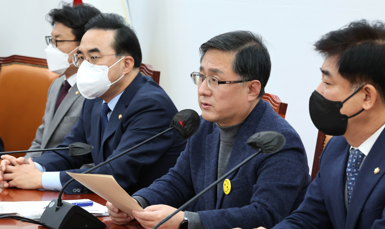 김성환 더불어민주당 정책위의장이 22일 국회에서 열린 정책조정회의에서 발언하고 있다. [연합]