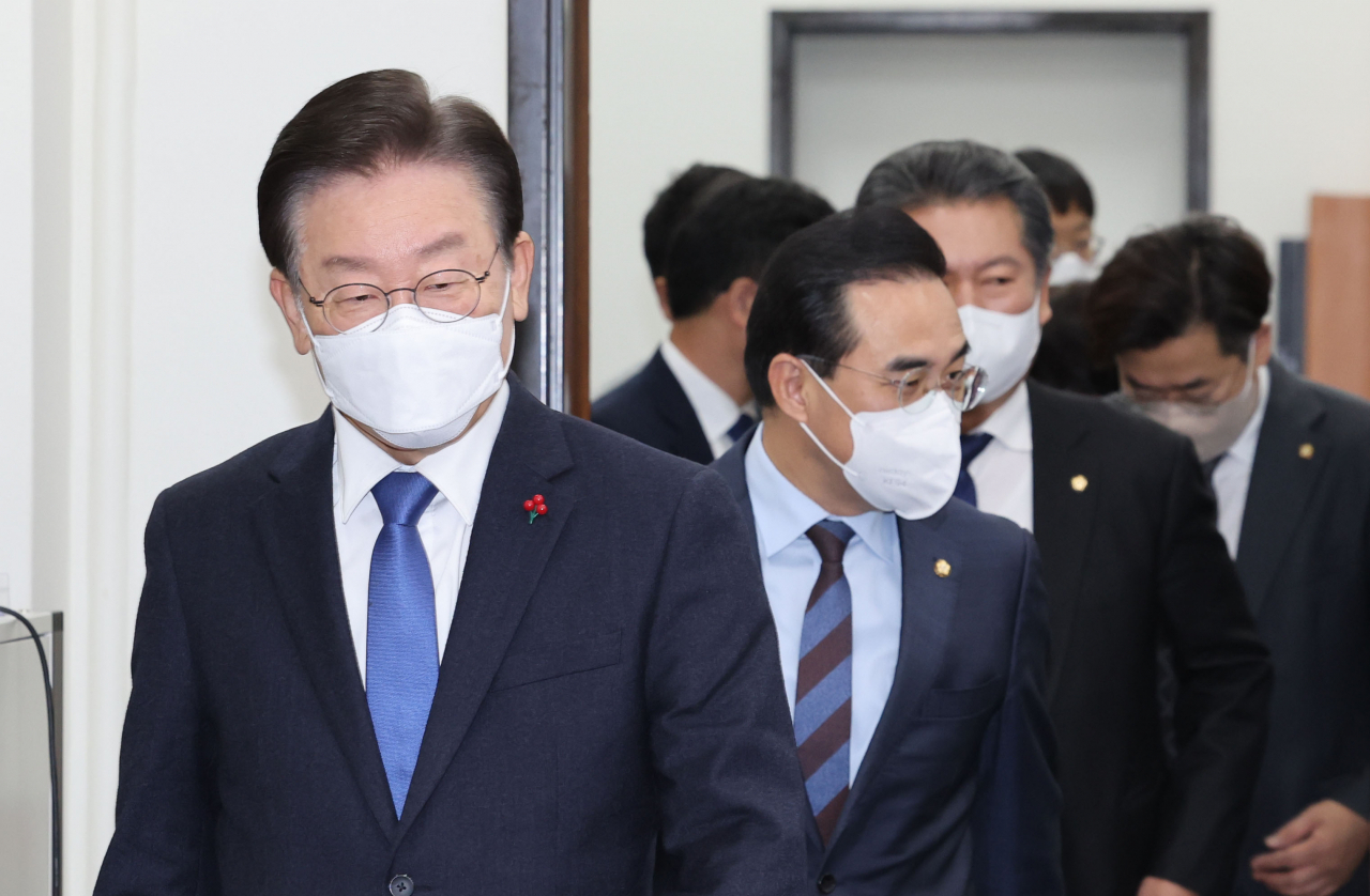 더불어민주당 이재명 대표와 박홍근 원내대표가 21일 오전 서울 여의도 국회에서 열린 최고위원회의에 참석하고 있다. [연합]