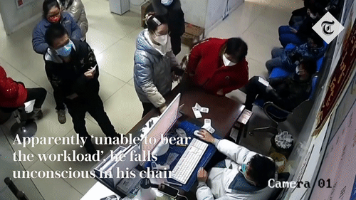 중국 쓰촨성 한 병원 내 CCTV에 찍힌 영상이다. 거구의 남자 의사가 환자를 보던 중 갑자기 의식을 잃고 쓰러지자 손님들이 다른 의사들에게 알리고 있다. [텔레그래프 유튜브채널]