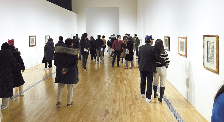 가장 많은 이들의 관심을 모은 전시는 ‘이건희 컬렉션’이다. 글로벌 메가 아트페어의 상륙장인 ‘프리즈 서울’은 한국 미술계를 세계 미술계 한 가운데로 끌고 왔다. 올 최대 화제 전시 중 하나인 ‘이건희 컬렉션’이 광주를 시작으로 지방 순회전시도 시작했다. 사진은 관람객이 몰린 ‘MMCA이건희컬렉션 특별전: 이중섭’. [국립현대미술관 제공]