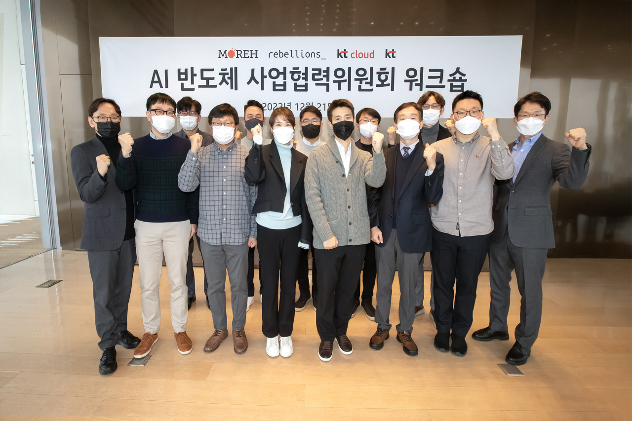 KT는 KT클라우드, 리벨리온, 모레 등 대한민국 AI 반도체 생태계를 대표하는 주요 기업과 서울 종로구에 위치한 KT 이스트빌딩에서 ‘AI 반도체 사업협력위원회 워크숍’을 열고 2023년을 한국형 AI 풀스택 구축의 원년으로 삼기 위한 계획을 심도있게 논의했다고 22일 밝혔다. 사진은 행사 종료 후 기념 촬영을 하는 모습. 조강원(앞줄 왼쪽 세번째) 모레 대표, 김채희(왼쪽 네번째) KT 전략실장, 박성현(오른쪽 두번째) 리벨리온 대표. [KT 제공]