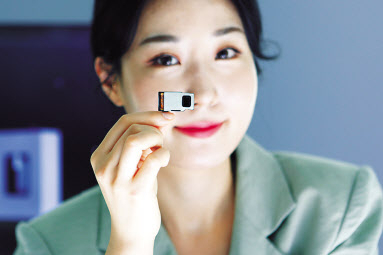LG이노텍 직원이 ‘고배율 광학식 연속줌 카메라모듈’을 선보이고 있다. [LG이노텍 제공]