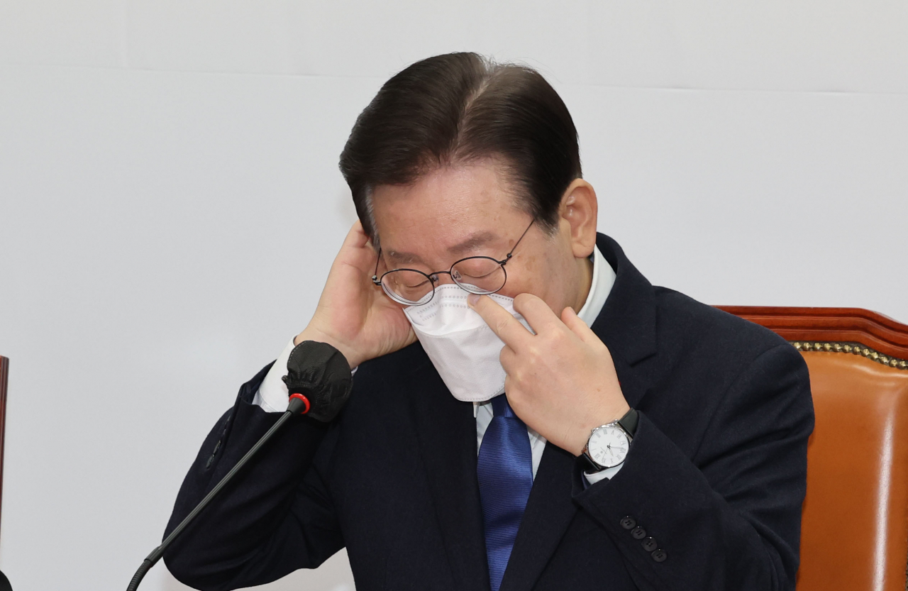 더불어민주당 이재명 대표가 21일 오전 서울 여의도 국회에서 열린 최고위원회의에서 발언을 마치고 마스크를 쓰고 있다. [연합]