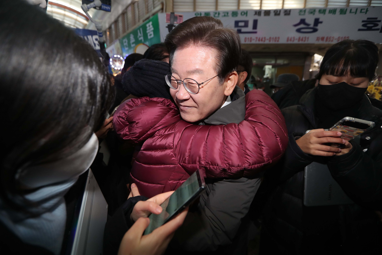 이재명 더불어민주당 대표가 22일 경북 안동시 중앙신시장을 방문한 자리에서 지지자와 인사하고 있다. [연합]