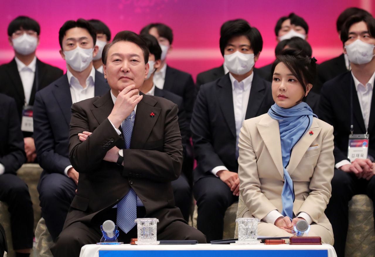 윤석열 대통령과 김건희 여사가 22일 청와대 영빈관에서 열린 '미래 과학자와의 대화'에 참석하고 있다. [연합]