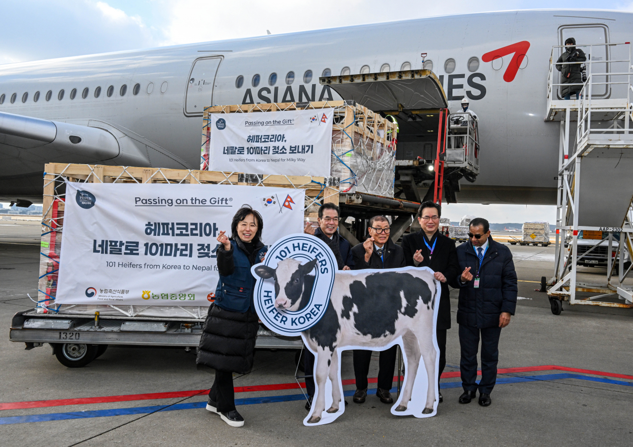국제개발기구 헤퍼코리아가 농림축산식품부, 농협경제지주 축산경제, 서울우유협동조합 등과 함께 22일 오전 인천국제공항 아시아나항공 화물터미널에서 열린 국가간 나눔 캠페인 '네팔로 101마리 젖소 보내기' 환송행사에서 이혜원 헤퍼코리아 대표(왼쪽부터) , 이성희 농협중앙회 회장, 이재복 헤퍼 수혜자-후원자, 정황근 농림축산식품부 장관, 케이피 시토울라 네팔관광청 한국사무소 소장이 기념촬영을 하고 있다. [연합]