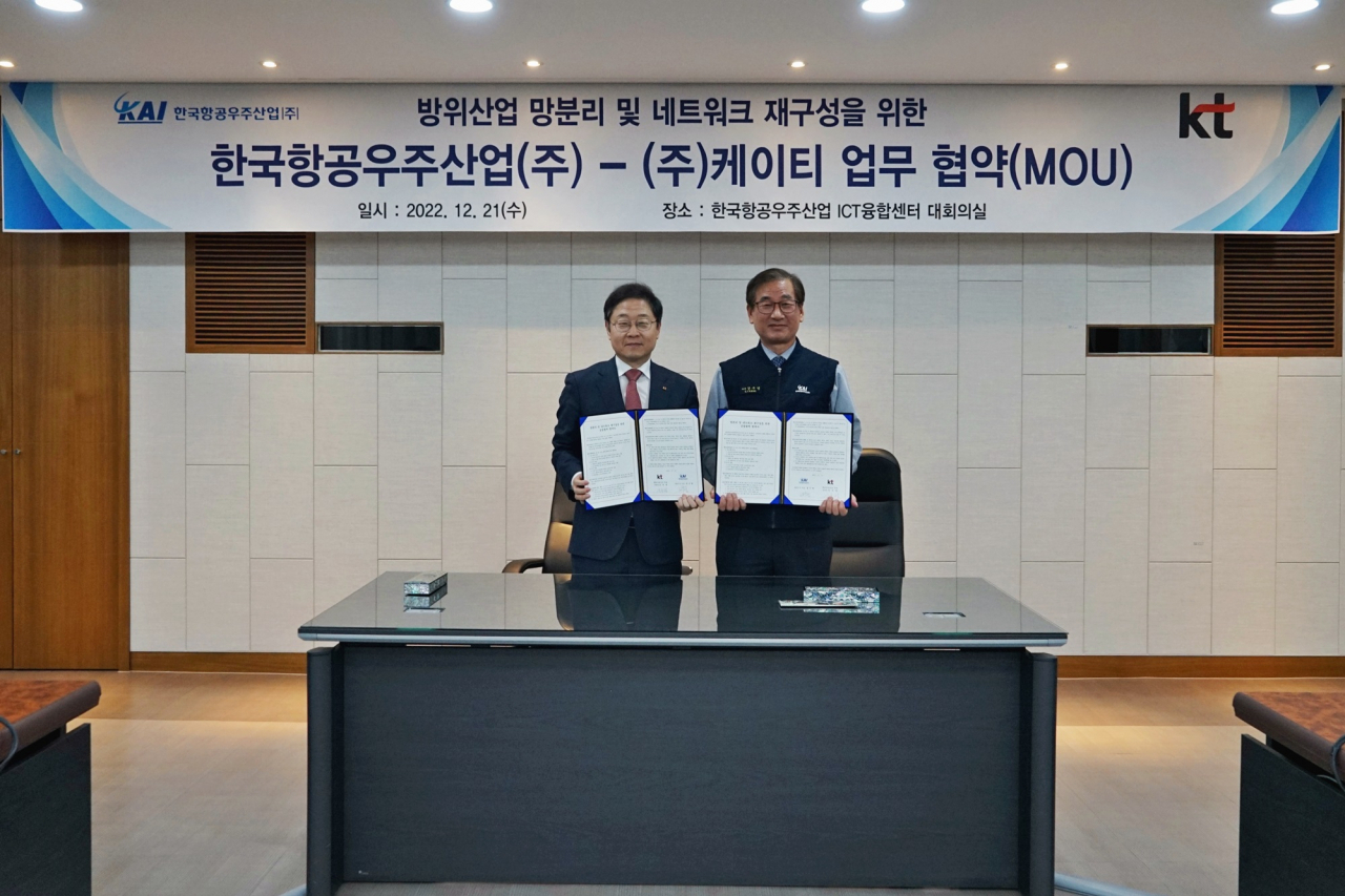 방위산업 망분리 및 네트워크 재구성을 위한 KAI-KT 업무협약식이 개최되고 있다. 사진 왼쪽부터 KT Enterprise 신수정 부문장, KAI 강구영 사장. [KAI 제공]