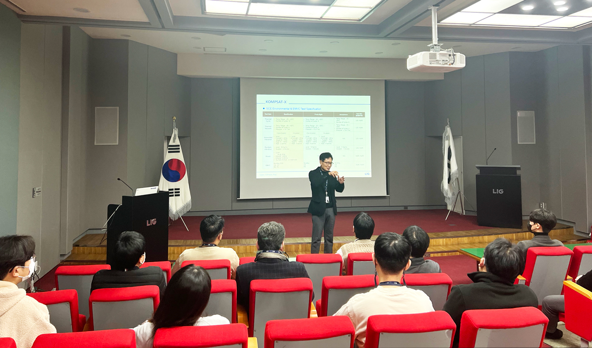 22일 LIG넥스원 용인하우스에서 총 6개월간 11개 위성 공통과정으로 구성된 ‘위성체계아카데미(총장 황홍연 연구위원)’ 프로그램이 성료됐다. [LIG넥스원 제공]