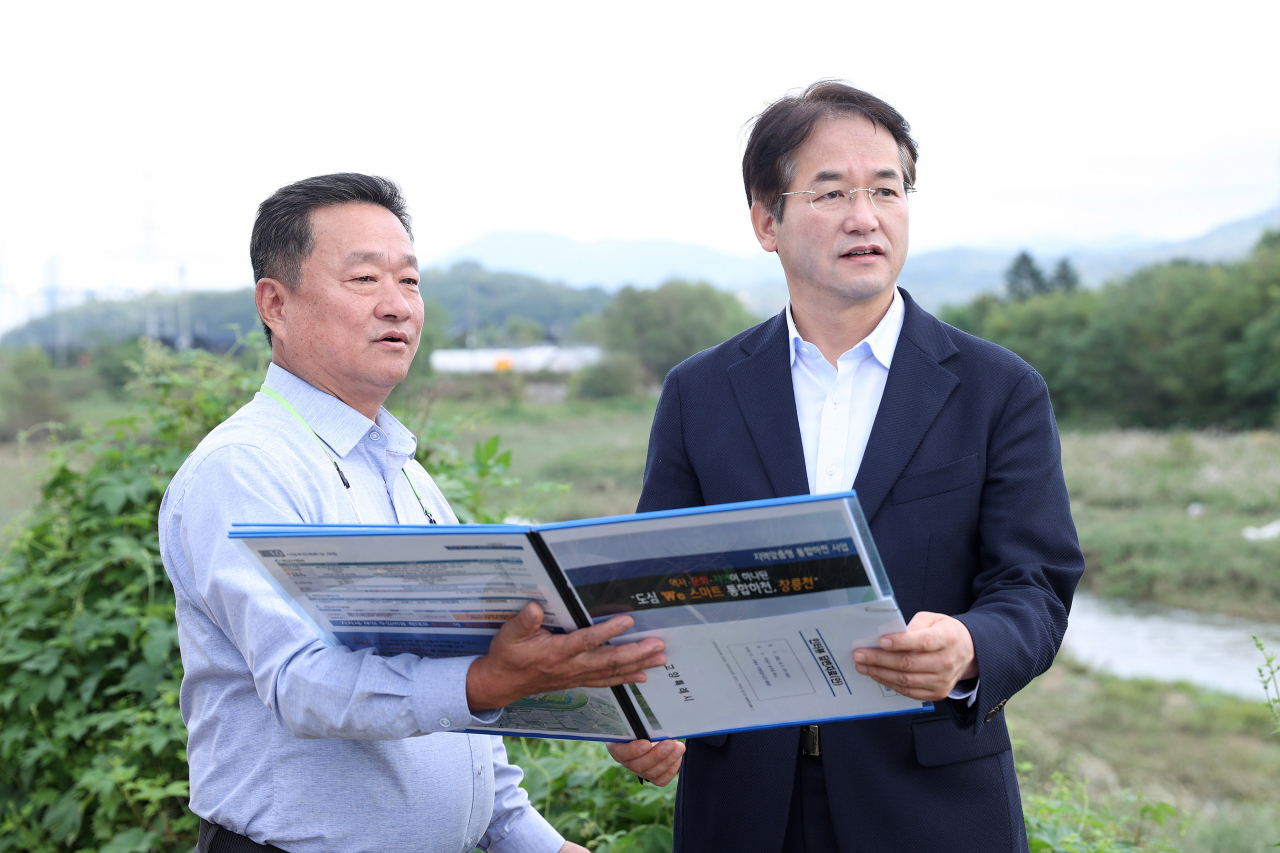 이동환(오른쪽) 고양특례시장, 창릉천 방문