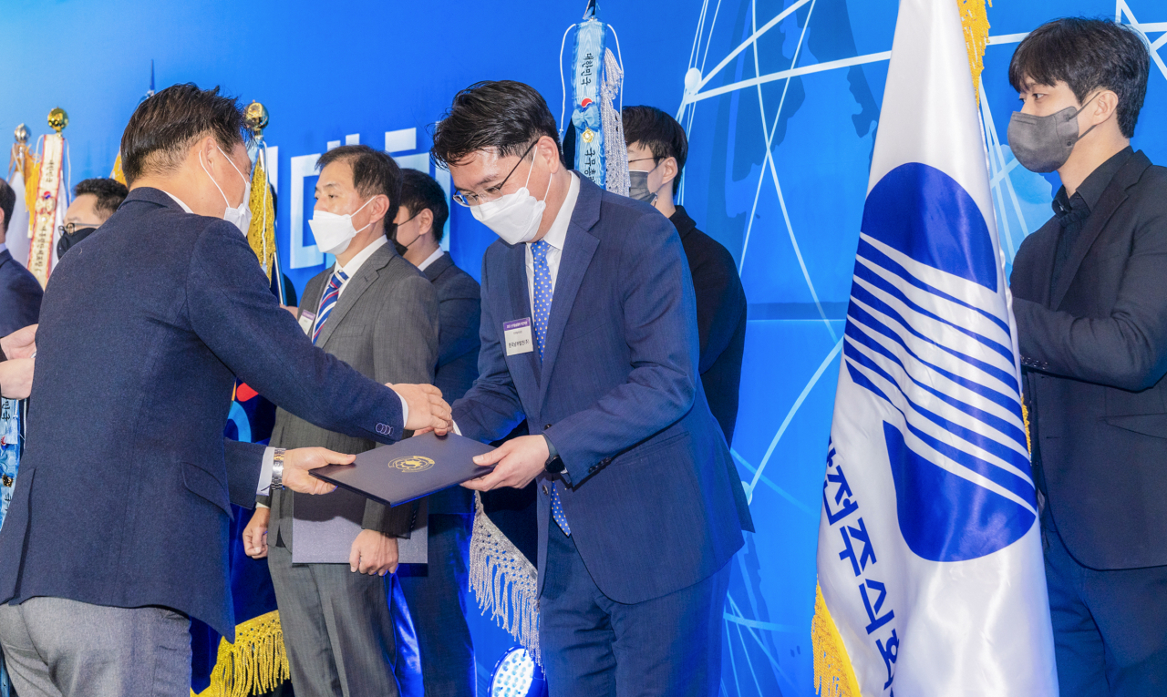 남부발전 관계자가 서울 양재 더케이호텔 서울에서 열린 ‘2022 신기술실용화 촉진대회’에서 국무총리 표창을 수상하고 있다. [남부발전 제공]