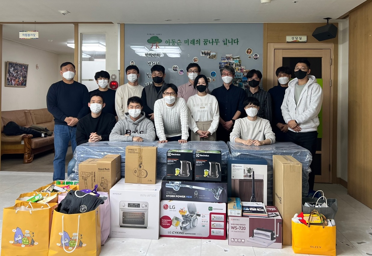 21일 경기도 의왕시 명륜보육원에서 봉사활동에 참여한 한글과컴퓨터 경영진 10여명이 기념촬영을 하고 있다. [한글과컴퓨터 제공]
