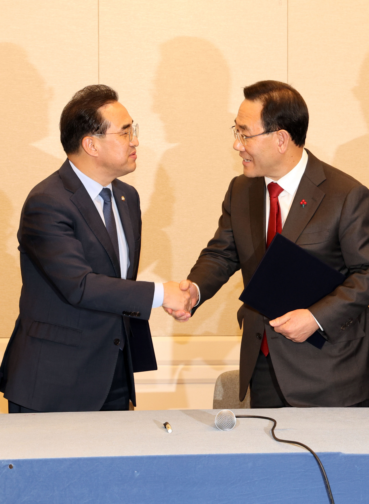 주호영 국민의힘 원내대표(오른쪽)와 박홍근 더불어민주당 원내대표가 22일 오후 서울 여의도 국회에서 내년 예산안·세법 일괄 합의 발표 기자회견을 마치고 악수하고 있다. [연합]