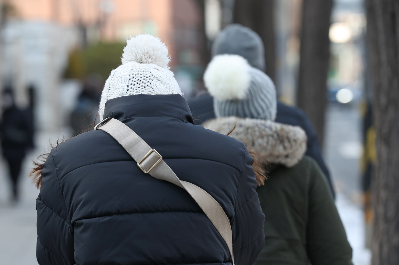 전국 곳곳에 한파특보가 발효된 22일 오후 서울 종로구 북촌로에서 모자를 쓴 시민이 이동하고 있다. [연합]