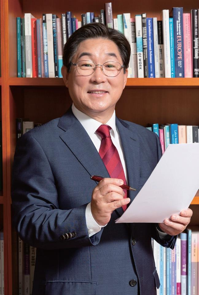고려대 차기 총장으로 김동원 경영학과 교수가 확정됐다. [연합]
