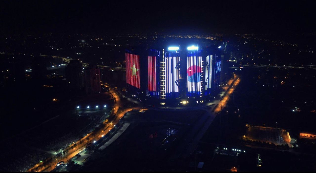 한-베트남 수교 30주년을 기념하기 위해 22일 저녁 하노이 시내 고층건물에 양국 국기와 축하 문구를 조영하는 점등 행사가 개최됐다. [외교부 제공]