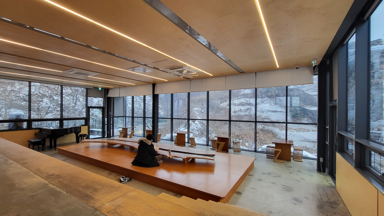 The second floor of Chosochaekbang has a space for quiet reading. (Kim Hae-yeon/ The Korea Herald)