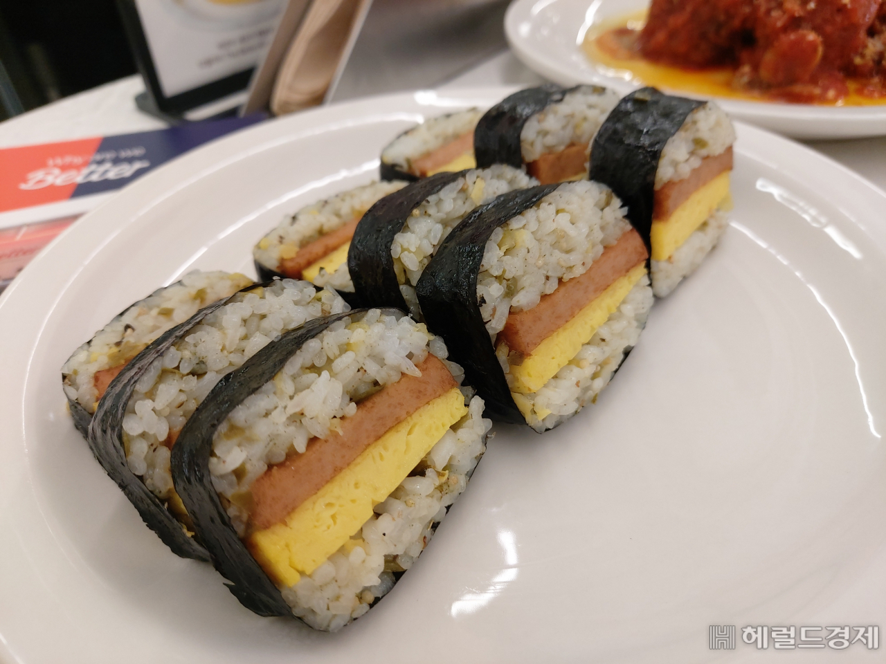 서울 강남구 압구정동 ‘더베러’에서 판매 중인 '런천계란김밥'. 런천과 다마고마끼를 넣어 만든 매콤한 청양고추풍 소스가 함께 들어 있다. 김희량 기자