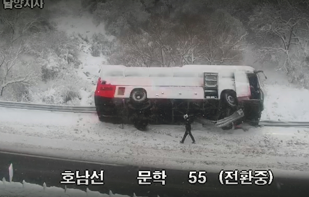 넘어진 고속버스[연합]