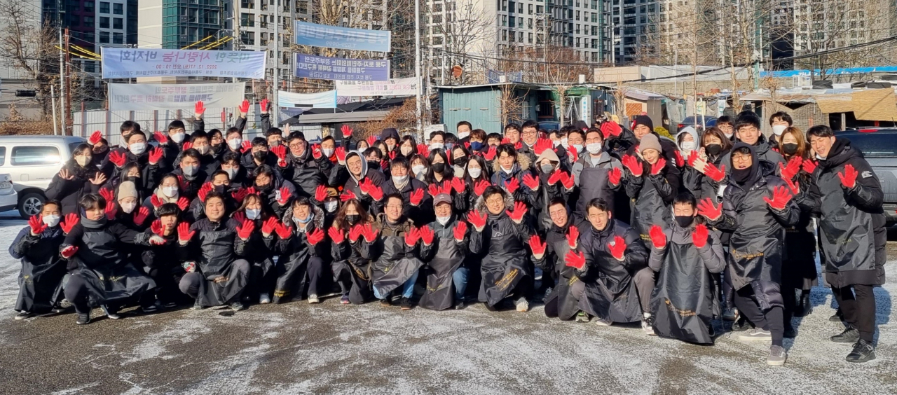 지난 22일 삼정KPMG Deal Advisory5본부 임직원 100여명이 개포동 구룡마을의 에너지 취약계층에 연탄 1만9000장을 전달하고 있다. [삼정KPMG 제공]