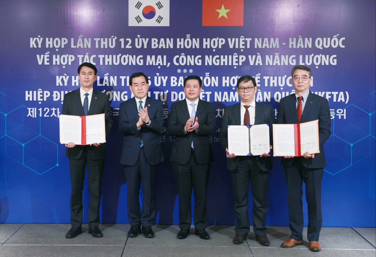 지난 22일 베트남 하노이에서 한국-베트남 산업공동위 주관으로 마련된 한 양해각서 체결식에서 양국 정부대표단과 관계자들이 기념촬영을 하고 있다. 사진 왼쪽부터 이규복 KETI 부원장, 이창양 산업통상자원부 장관, 응우옌 홍 디엔(Nguyen Hong Dien) 베트남 산업무역부 장관, 쩐끼푹(Tran Ky Phuc) IE 원장, 박홍욱 두산에너빌리티 파워서비스 BG장. [두산에너빌리티 제공]