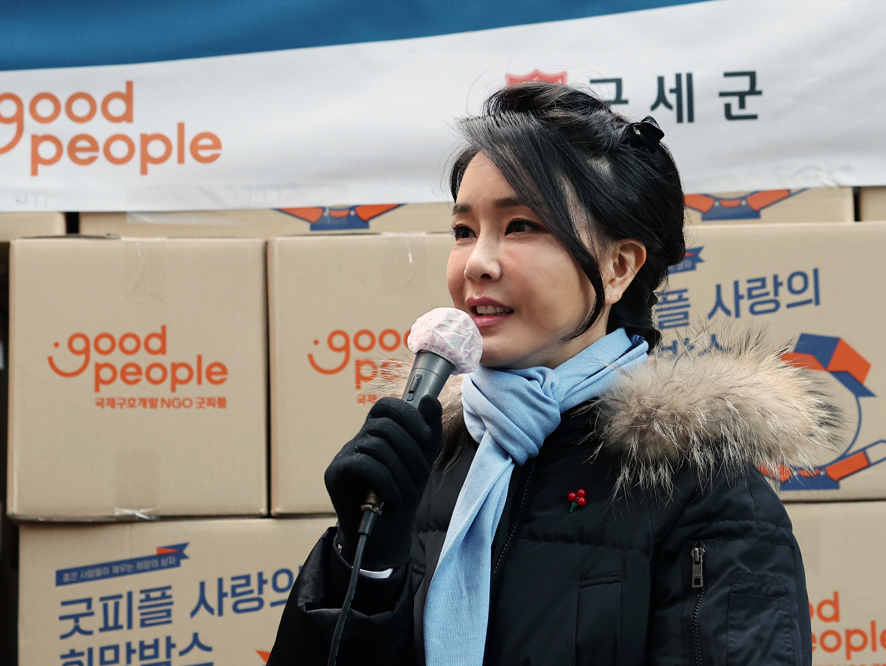 김건희 여사가 지난 22일 서울 중구 남대문 쪽방촌에서 열린 '이웃과 함께하는 2022 찾아가는 성탄절, 희망박스 나눔행사'에서 인사말을 하고 있다. [연합]