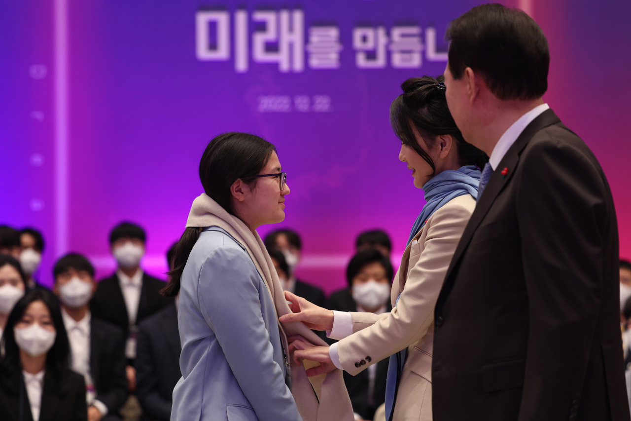 김건희 여사가 지난 22일 청와대 영빈관에서 열린 '미래 과학자와의 대화'에서 국제 과학올림피아드 수상자에게 스카프를 선물하고 있다. [연합]