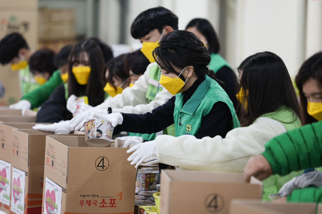 김건희 여사가 지난 8일 부산 부산진구 새마을운동부산진구지회를 방문, 새마을지도자 및 대학생마을 동아리 회원들과 함께 쪽방촌에 전달할 생필품을 포장하고 있다. [연합]