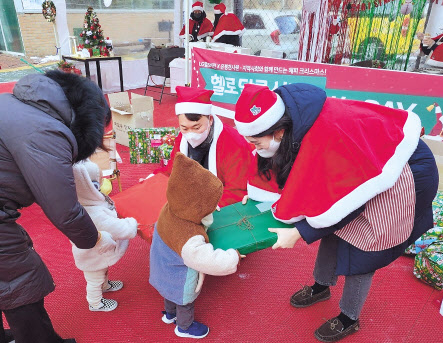 LG헬로비전이 은평천사원을 찾아 헬로달콤산타 봉사활동을 진행했다. 사진은 달콤산타들이 어린이들에게 선물을 전달하고 있는 모습. [LG헬로비전 제공]