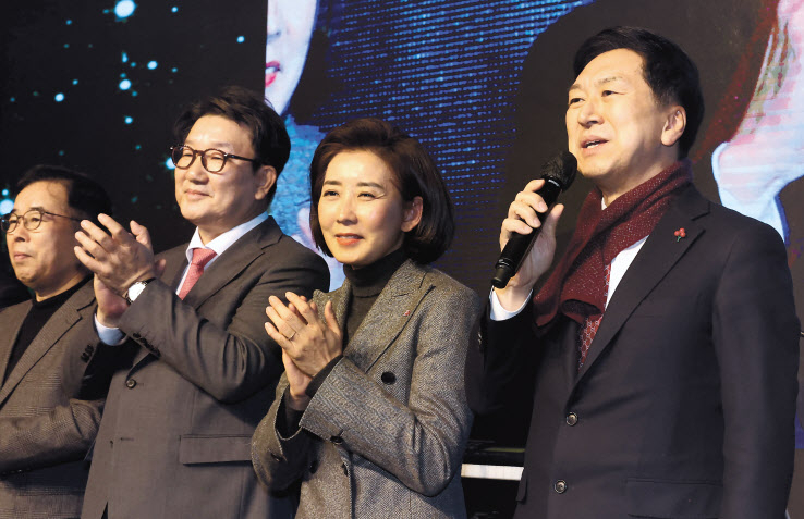 김기현 의원(오른쪽부터 순서대로)과 나경원 전 의원, 권성동 의원 등 국민의힘 인사들이 지난 14일 서울 여의도 63빌딩에서 열린 국민의힘 ‘새로운미래를준비하는모임’(새미준) 전국발대식 및 자선음악회에서 참석했다. [연합]