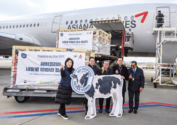 22일 오전 인천공항 아시아나항공 화물터미널에서 열린 국가 간 나눔 캠페인 ‘네팔로 101마리 젖소 보내기’ 환송행사에서 이혜원(왼쪽부터) 헤퍼코리아 대표, 이성희 농협중앙회장, 이재복 헤퍼 수혜자-후원자, 정황근 농림축산식품부 장관, 케이피 시토울라 네팔관광청 한국사무소 소장이 기념촬영을 하고 있다. [연합]