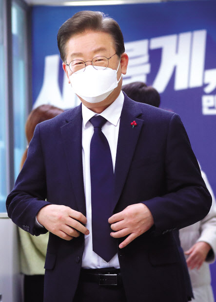 여야가 법정시한을 넘긴 오랜 대치 끝에 가까스로 예산안 합의에 이르렀지만 이태원 참사 국정조사와 이재명 더불어민주당 대표의 검찰 수사 등을 두고 충돌을 계속하고 있어 정국의 긴장은 풀리지 않고 있다. 23일에도 여야는 회의를 열어 상대당을 격하게 비난했다. 이날 오전 국회에서 원내대책회의에 입장하는 주호영(위쪽) 국민의힘 원내대표와 강원 춘천시 강원도당에서 현장최고위원회의에 참석하고 있는 이재명 대표. [연합]