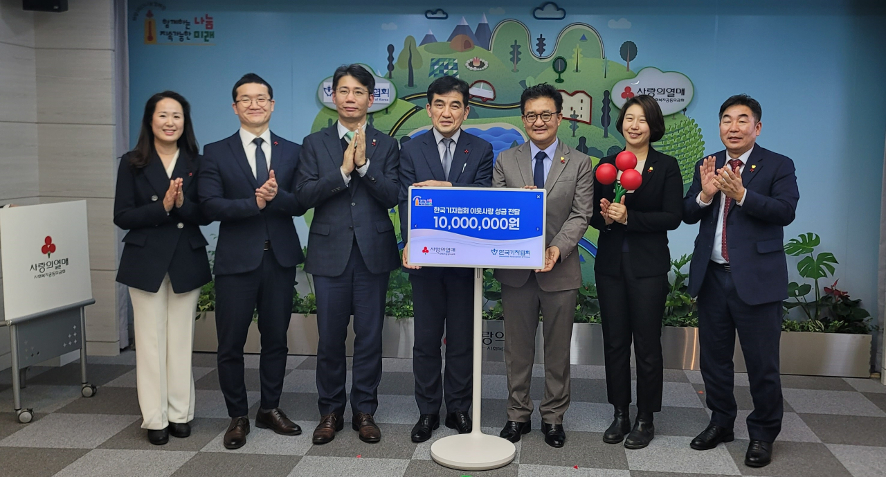 한국기자협회 김동훈 회장을 비롯해 임원들이 사회복지공동모금회를 방문해 이웃사랑 성금을 전달하고 있다. 왼쪽부터 사랑의열매 손세은 미디어팀장, 양호영 커뮤니케이션본부장, 한국기자협회 김영화 부회장, 사랑의열매 황인식 사무총장, 한국기자협회 김동훈 회장, 이상은 부회장, 김용만 총괄본부장이 기념촬영을 하고 있다.