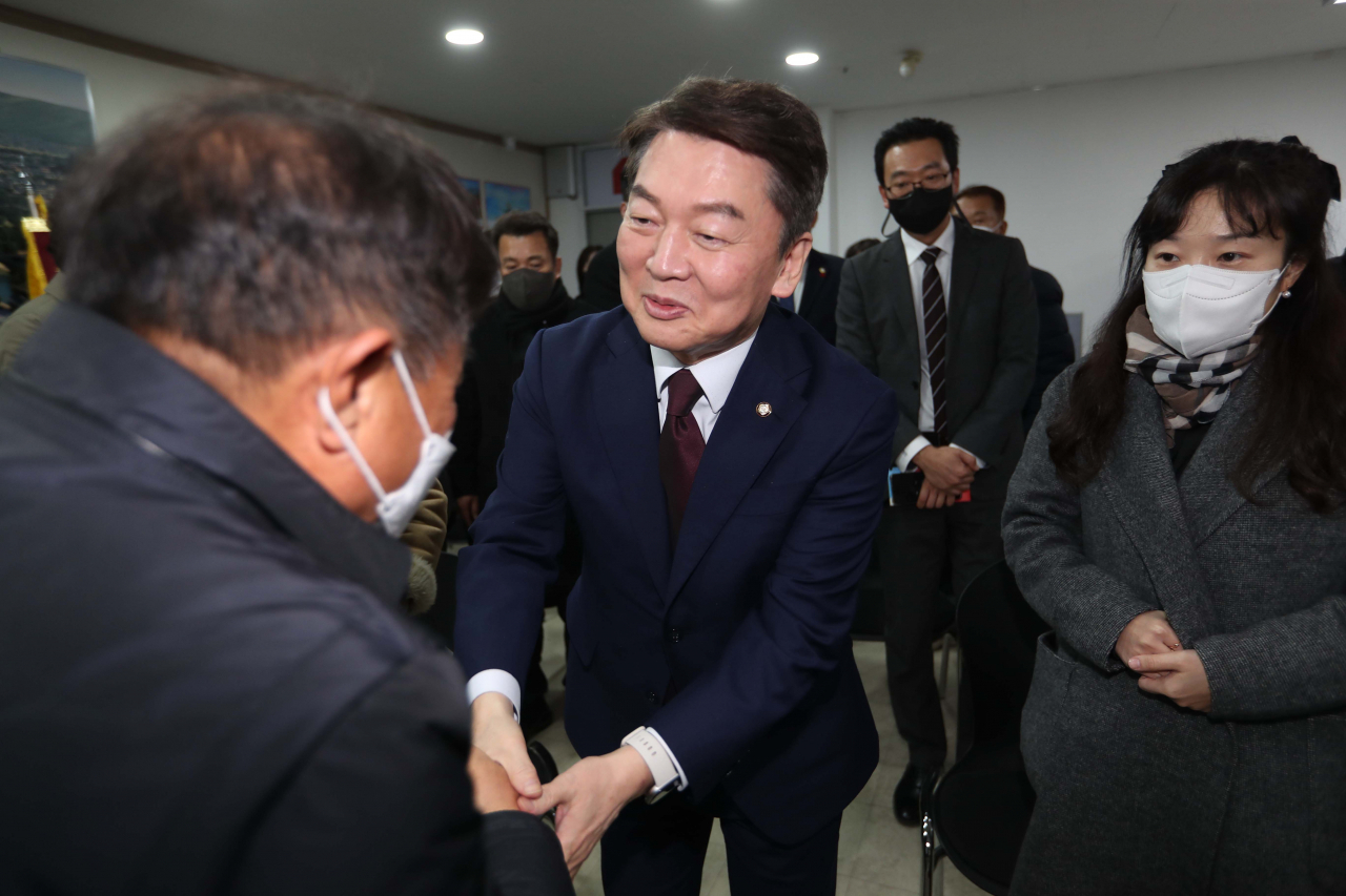 안철수 국민의힘 의원이 22일 오후 경북 경주시 당협을 방문해 당원들과 인사하고 있다. [연합]