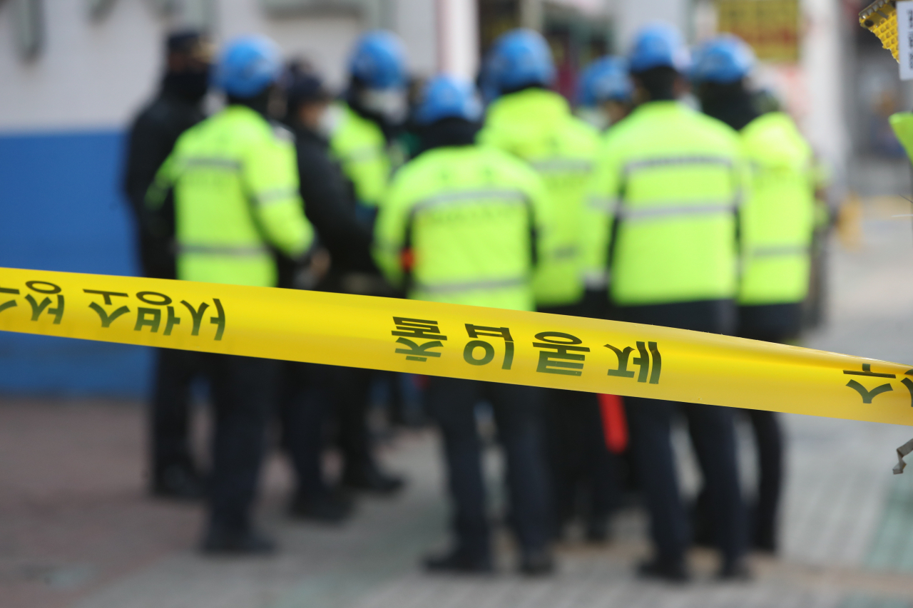 23일 오후 대구 동구 신천동 한 화재 현장에서 경찰과 소방 당국이 현장을 확인하고 있다. 경찰과 소방 당국은 이날 1시 33분께 대구 동구 신천동 한 무도장에서 방화로 추정되는 화재로 1명이 숨지고, 2명이 다쳤다고 밝혔다. 경찰은 "몸에 불이 붙은 채 도주한 사람이 있다"는 목격자들 진술에 따라 방화 용의자를 추적하고 있다. [연합]